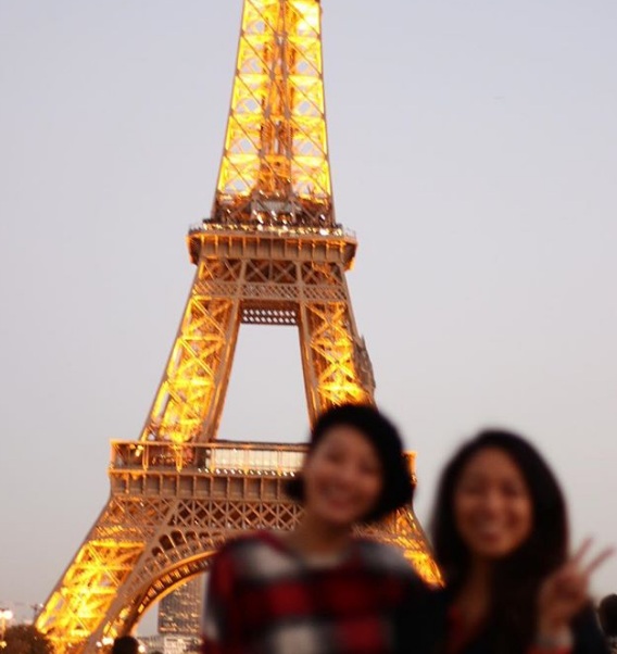 Lần đầu được tới tháp Eiffel, tôi đã rất muốn có một bức ảnh kỷ niệm. Người phụ nữ lạ mặt đã làm cho chúng tôi điều đó