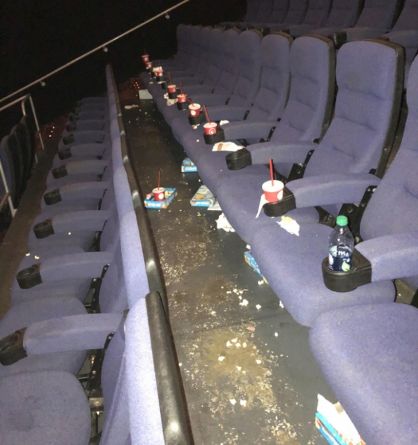   Khán giả để lại đống rác trong rạp chiếu phim sau khi bộ phim kết thúc.  