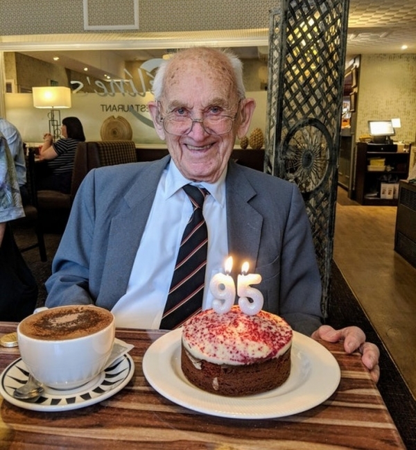 Sinh nhật 95 tuổi ông ngoại của tôi, ông nói rằng ông không sợ phải chết sớm nữa rồi