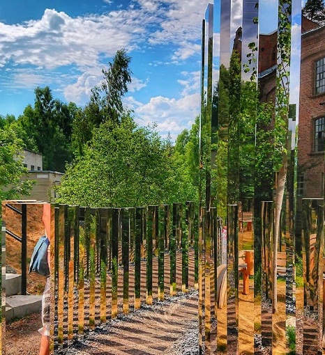 Đây là thiết kế của Jeppe Hein. Nó giúp cho mọi người có thể tương tác nhiều hơn với môi trường xung quanh. Một thành phố, công viên và con người - tất cả đều gặp nhau trong gương.