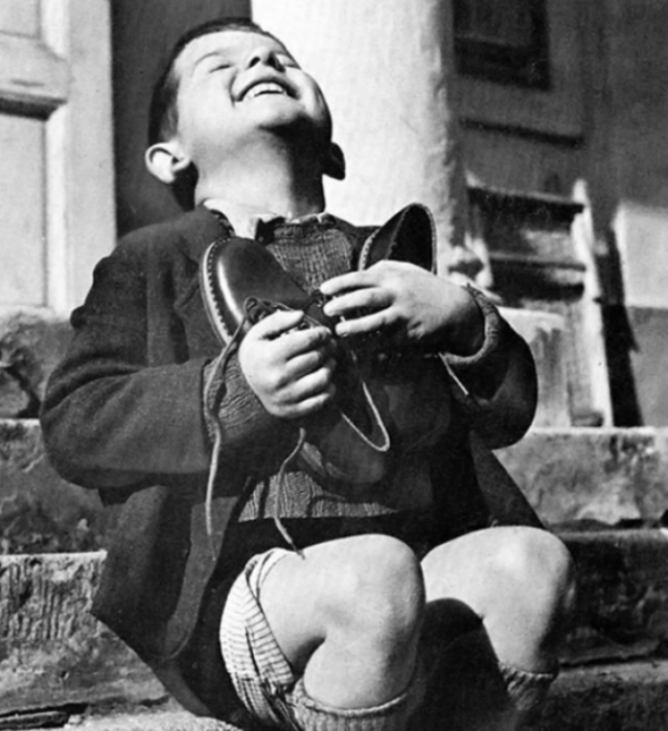   Cậu bé nhận một đôi giày mới tại một trại trẻ mồ côi ở Áo, 1946  