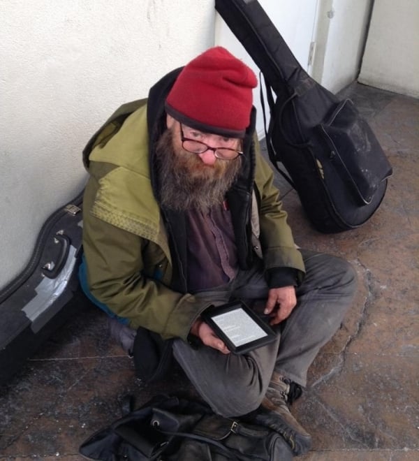 Người đàn ông vô gia cư này đọc đi đọc lại một cuốn sách suy nhất. Và một người dân đã mang tặng ông ấy một thiết bị điện tử đọc sách trực tuyến