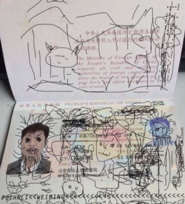   Một đứa trẻ thể hiện mình một cách sáng tạo trên hộ chiếu của cha mình và bây giờ anh ta bị mắc kẹt ở Hàn Quốc.  