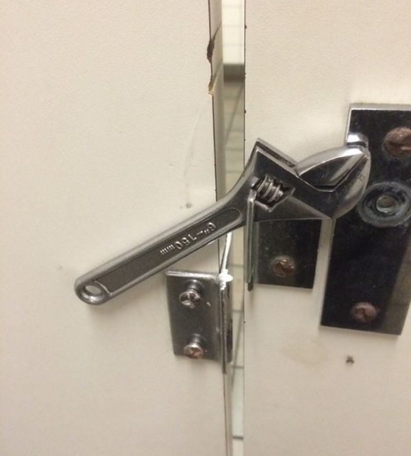 Khi khóa cửa bị hỏng và bạn cần tìm chốt thay thế