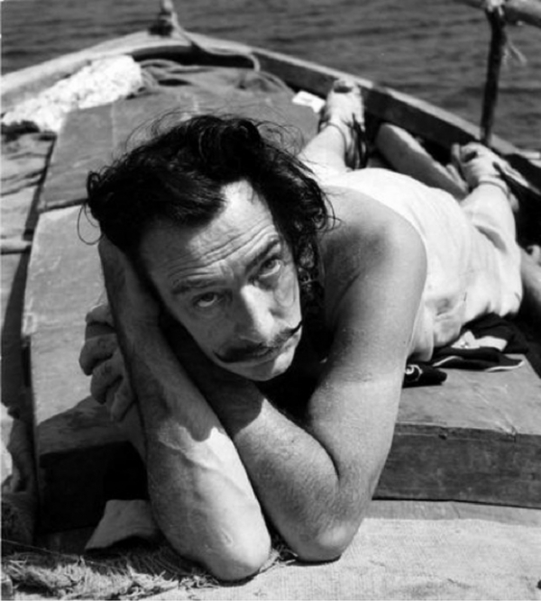   Salvador Dali tắm nắng trên một chiếc thuyền tại Port Ligat, 1953  