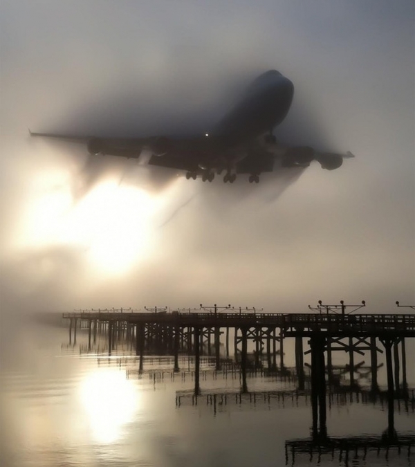 Một chiếc máy bay xuất hiện từ sương mù khi nó hạ cánh