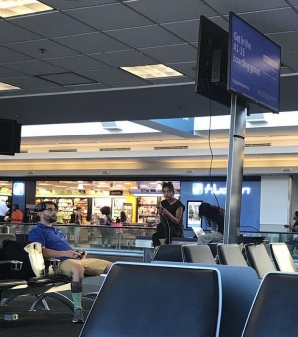   Khi màn hình sân bay bị bỏ không, người đàn ông này đã kết nối dữ liệu từ điện thoại của mình  