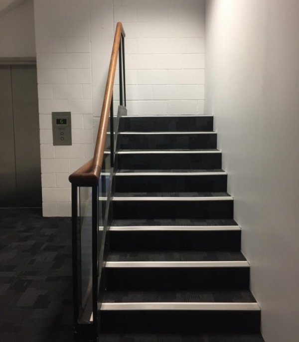   Cầu thang ở trường đại học của tôi  