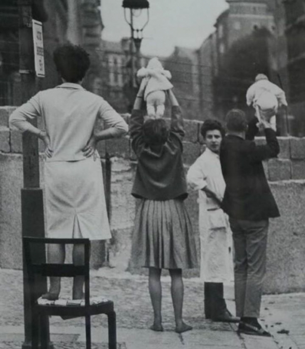   Cư dân của Tây Berlin nâng con cái của họ để cho ông bà của họ sống ở phía Đông của Bức tường Berlin, 1961  