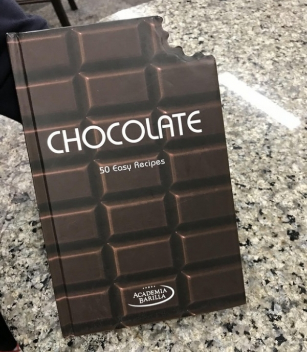   Cuốn sách về công thức nấu ăn sô cô la này trông giống như nó bị cắn  