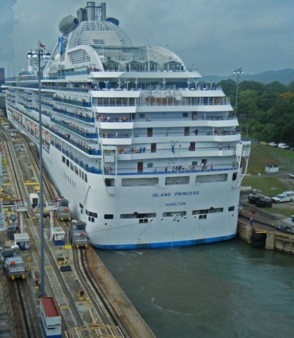   Một tàu du lịch trong kênh đào Panama  