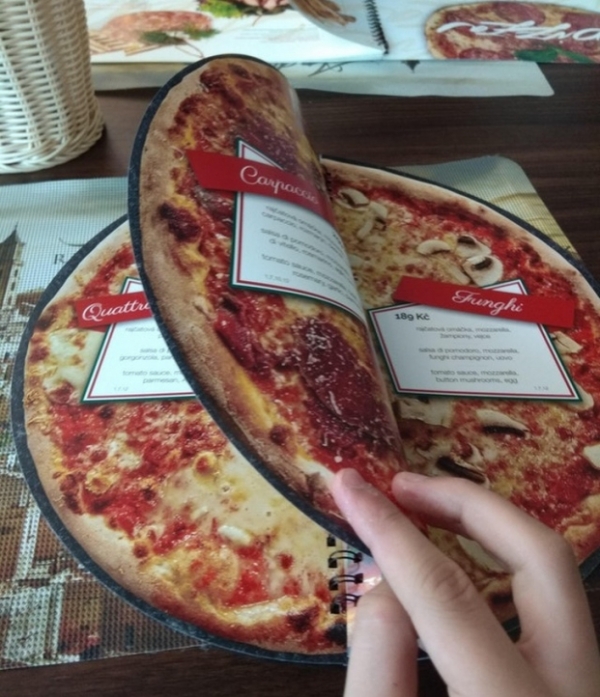   Menu này trong một nhà hàng Ý có hình dạng giống như một vòng tròn cho bạn thấy loại bánh pizza sẽ trông như thế nào  