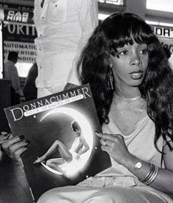   Donna Summer với album mới của cô, 1976  