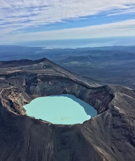  Hồ axit này của một màu xanh tuyệt vời tìm thấy vị trí của nó trong một lỗ thông hơi núi lửa ở Kamchatka, Nga  