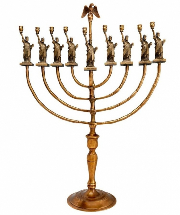   Một menorah được tạo thành từ 9 Bức tượng Tự do nhỏ với những ngày quan trọng từ lịch sử Do Thái được viết trên chúng  