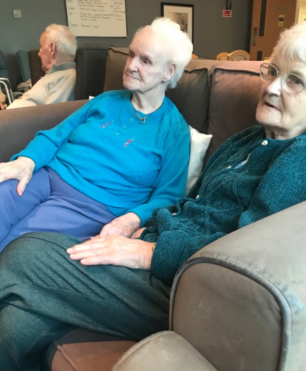 Ngôi nhà dành cho những người già bị lẫn. Một trong hai người phụ nữ này đã gặp một người cùng tên và họ đã nắm chặt tay nhay xem ti vi mỗi ngày