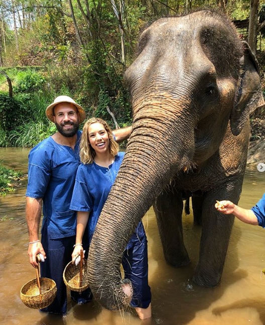   Ở Thái Lan, bạn có thể trải nghiệm hình thức du lịch bằng cách đi chơi với những chú voi dễ thương nhất thế giới. Bạn có thể cho chúng ăn, chơi với chúng, lũ voi rất hiền và thân thiện.  