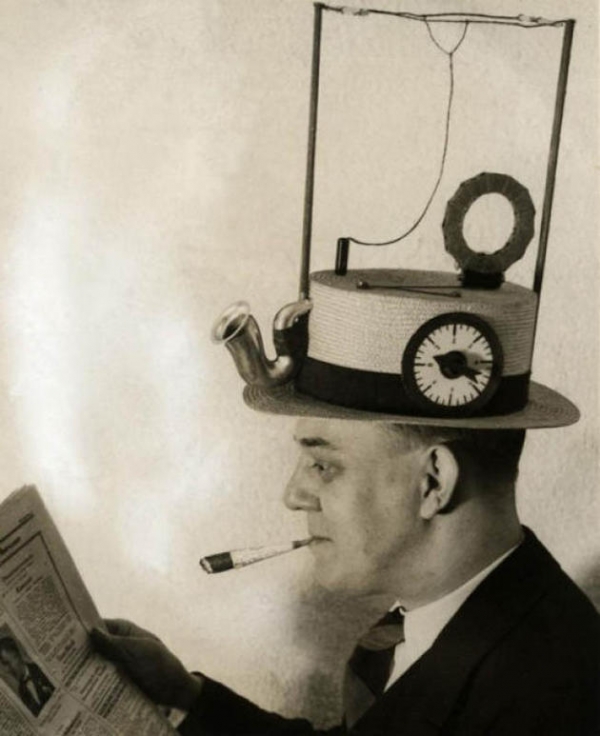   Một chiếc mũ cũng là một đài phát thanh. (Hoa Kỳ, 1931)  