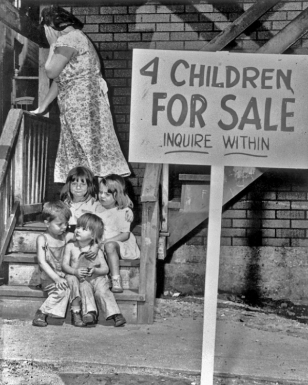   Người mẹ Chicago này giấu mặt khỏi máy ảnh khi cô đặt “4 đứa trẻ để bán” ở sân trước.  