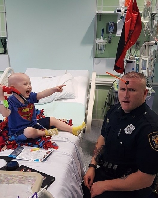 Sĩ quan cảnh sát hóa trang thành siêu anh hùng để cổ vũ đứa trẻ bị bệnh, lòng tốt hóa ra luôn hiện hữu 13