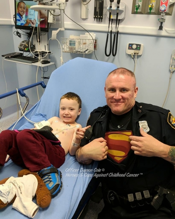 Sĩ quan cảnh sát hóa trang thành siêu anh hùng để cổ vũ đứa trẻ bị bệnh, lòng tốt hóa ra luôn hiện hữu 1