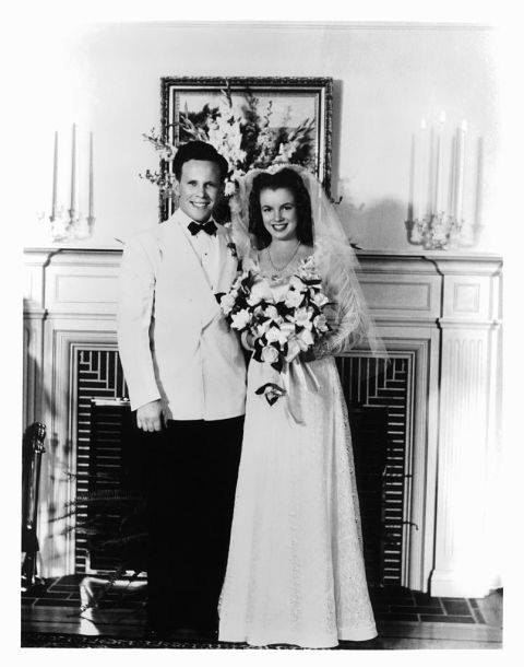   Ảnh cưới về cuộc hôn nhân đầu tiên của Marilyn Monroe khi cô mới 16 tuổi, 1942  