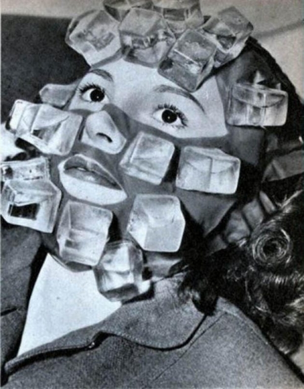   Một băng dính đá, giúp phụ nữ có thể dưỡng da, làm mát và se khít lỗ chân lông  