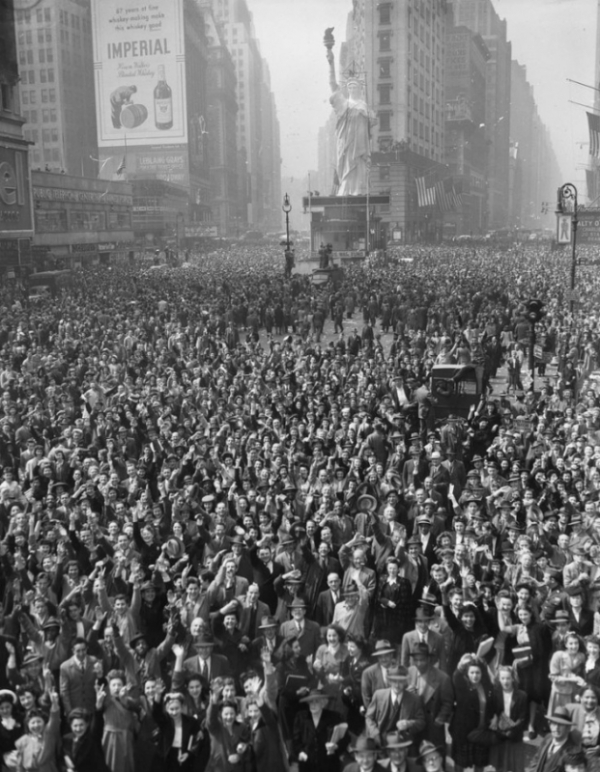   Đám đông ở Quảng trường Thời đại, Thành phố New York kỷ niệm sự đầu hàng của Đức, ngày 7 tháng 5 năm 1945.  