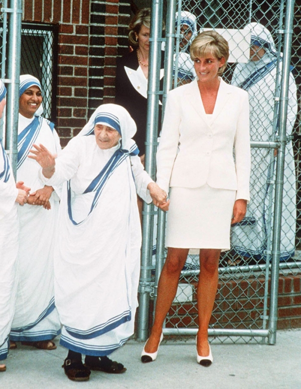   Công nương Diana và Mẹ Têrêsa chết cách nhau vài ngày, vào năm 1997. Công nương Diana bị giết trong một tai nạn xe hơi ở Paris ngày 31 tháng 8, trong khi Mẹ Teresa qua đời ngày 5 tháng 9 sau một thời gian suy giảm sức khỏe. Chính phủ Ấn Độ đã tổ chức một tang lễ long trọng bày tỏ lòng biết ơn tới bà vì sự tận tâm của bà với người nghèo trên thế giới.  
