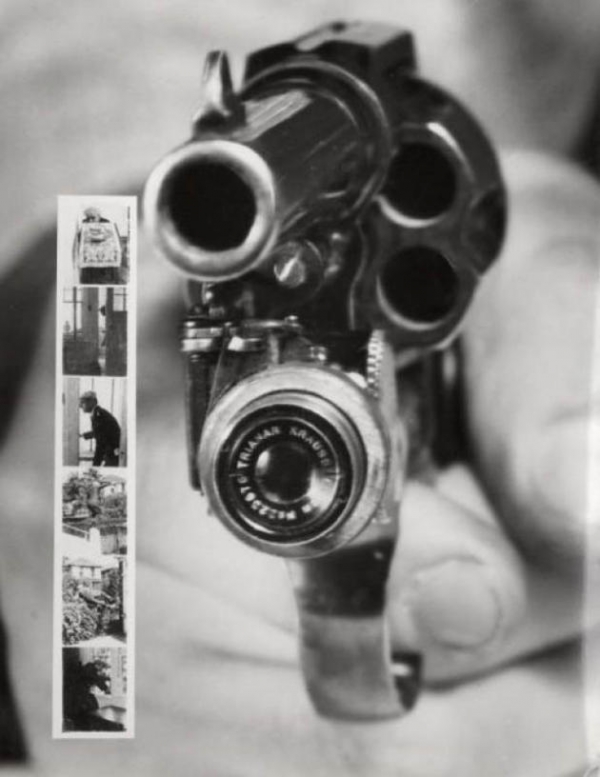   Một khẩu súng lục chụp ảnh ngay trước khi kích hoạt được nhấn. (Hoa Kỳ, 1938)  