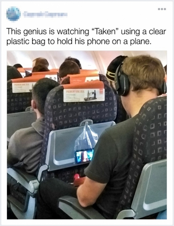   Chàng trai này xem điện thoại bằng cách dùng túi nhựa trong suốt trên máy bay  