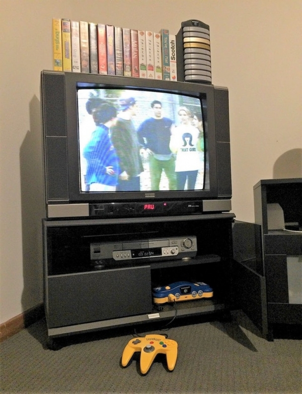 Tivi, đầu đĩa và bộ đồ chơi điện tử quen thuộc thập niên 90