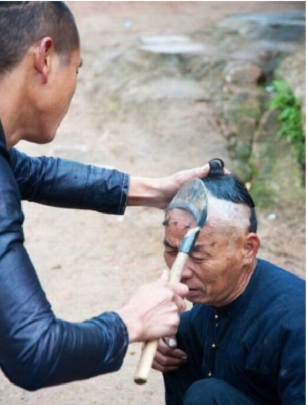  Những người dân địa phương không câu nệ chuyện cắt tóc, họ có thể dùng bất cứ thứ gì để làm điều đó.  