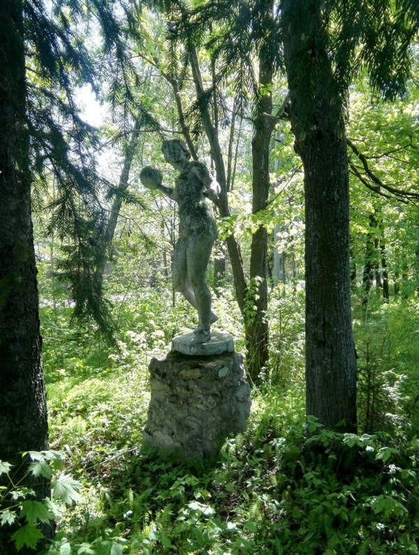 Một bức tượng trong một khu rừng ở Nga