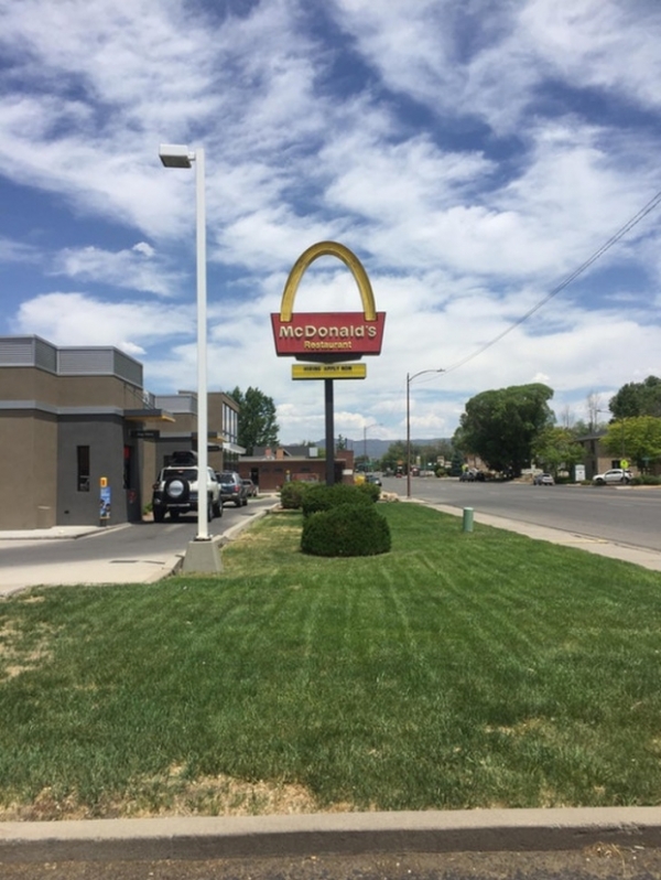   Dấu hiệu McDonalds này chỉ có một vòm  