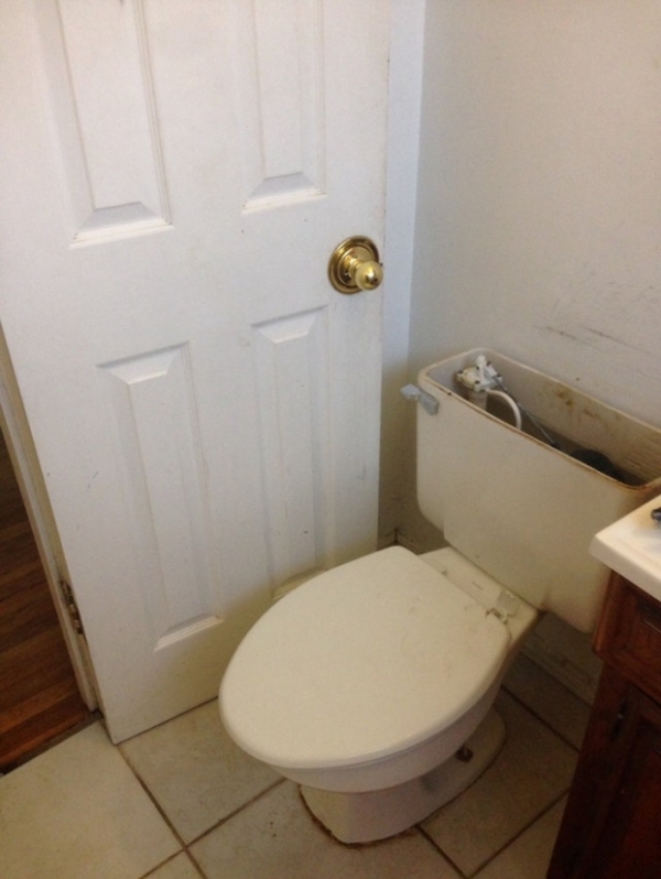   Khi tôi sửa chữa nhà vệ sinh, lắp đặt mọi thứ hoàn hảo và quên đi cánh cửa  