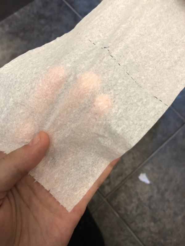   Còn sót lại ngần này giấy vệ sinh trong nhà vệ sinh công cộng  