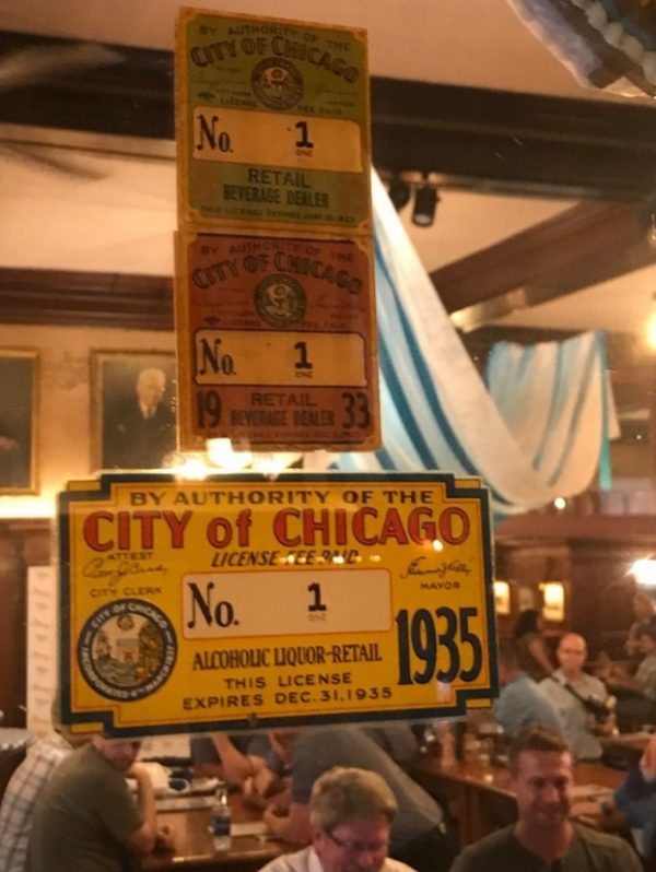   Quầy bar / nhà hàng ở Chicago là cửa hàng đầu tiên nhận được giấy phép rượu từ thành phố sau khi lệnh cấm kết thúc. Số giấy phép của họ là 1.  