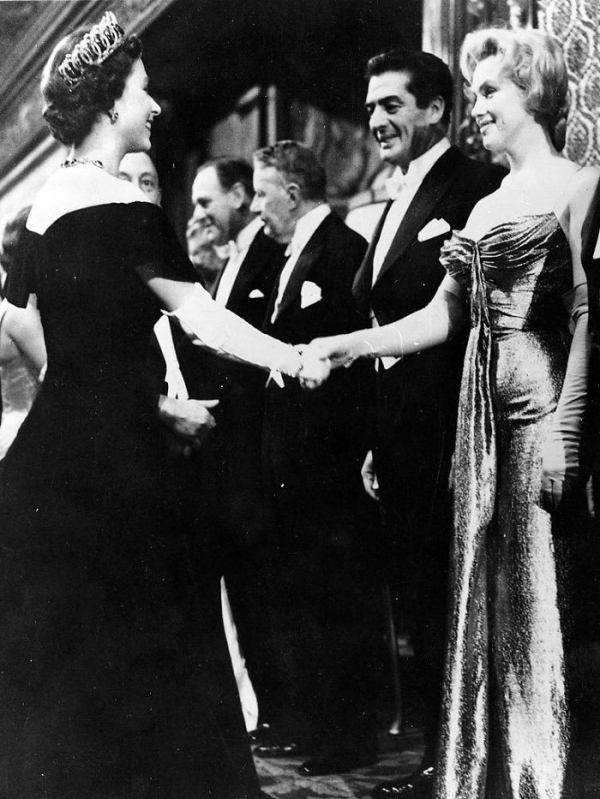   Marilyn Monroe Và Nữ hoàng Elizabeth được sinh ra trong cùng một năm. Họ gặp nhau tại Premier League ở London Vào tháng 10 năm 1956  
