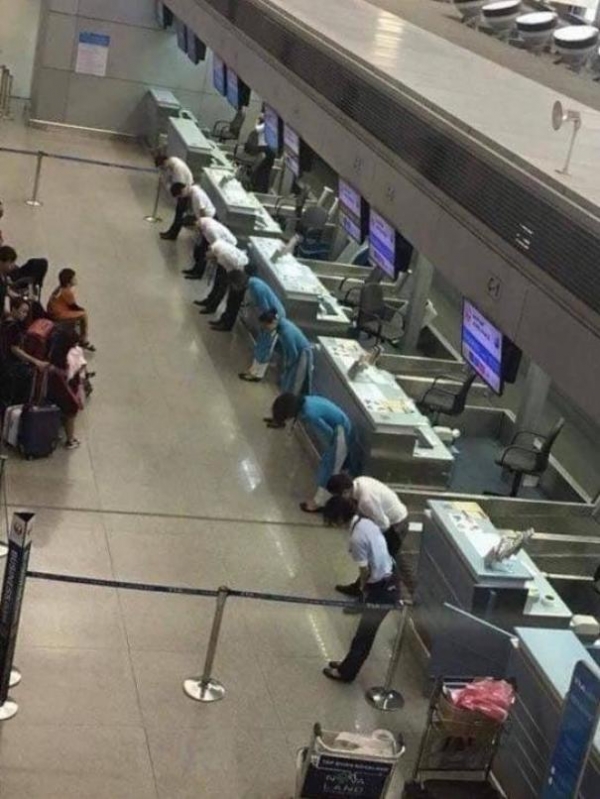   Chuyến bay bị hoãn ở Nhật Bản. Nhân viên hãng hàng không cúi đầu xin lỗi hành khách  