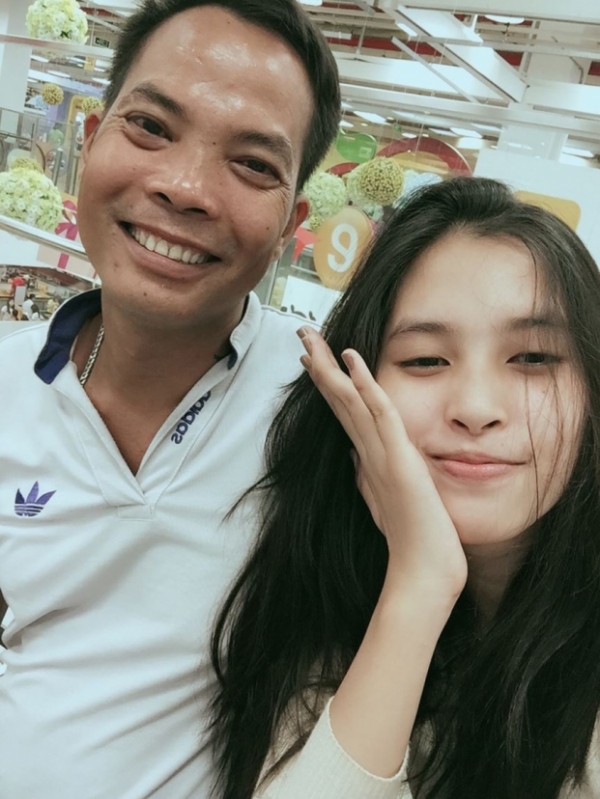 Hoa hậu Trần Tiểu Vy chăm sóc bố bị tai biến 1 năm qua 0