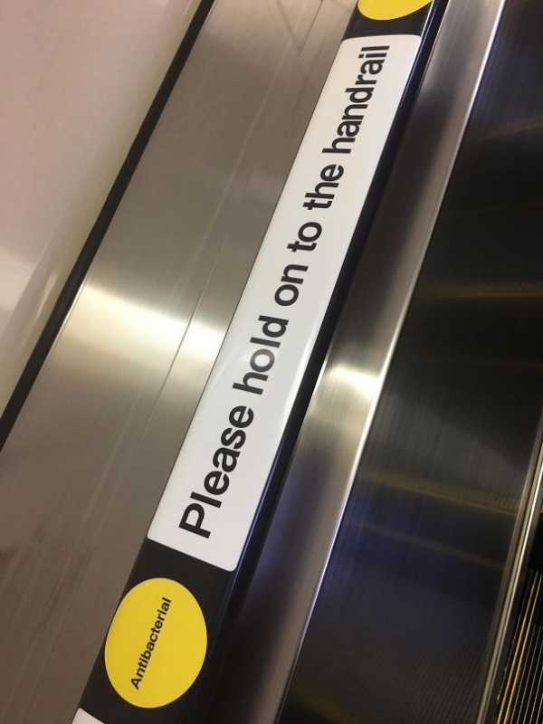   Tay vịn chống vi khuẩn ở Tokyo Metro Escalator  