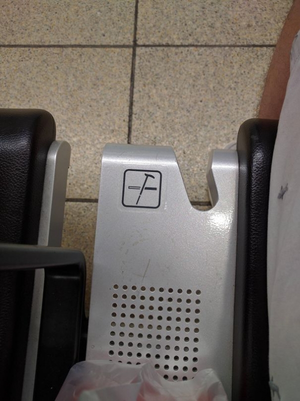   Băng ghế dự bị này ở tàu điện ngầm Tokyo có một nơi để giữ gậy khi bạn ngồi  