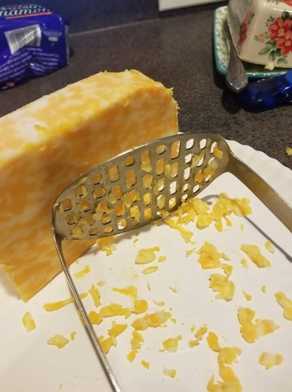   Khi bạn nhờ cậu bạn lấy bơ, sau một vài phút, bạn phát hiện ra anh chàng đang cố dùng thứ này để nạo bơ  