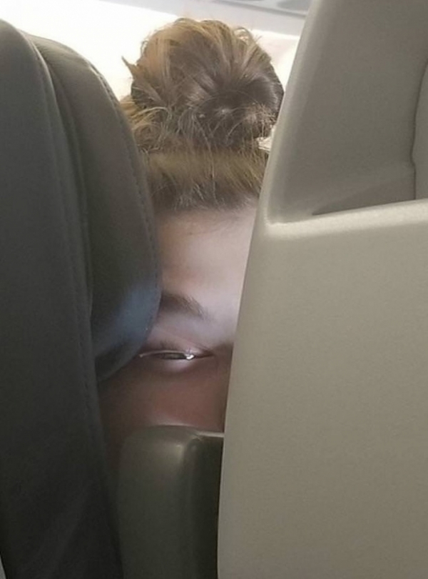   Đây là cách cô gái trước mặt tôi ngủ trên chuyến bay  