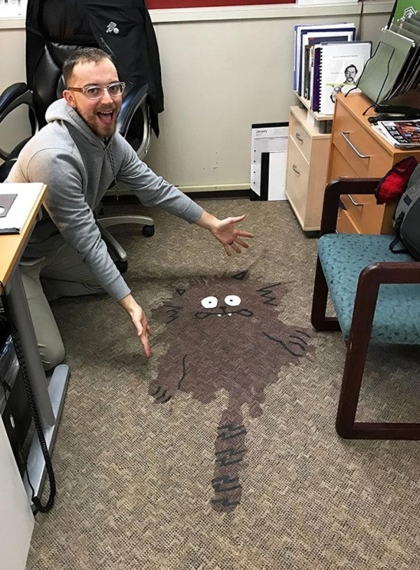 Đồng nghiệp của tôi đổ rượu trong văn phòng và tôi biến vết bẩn thành một con mèo