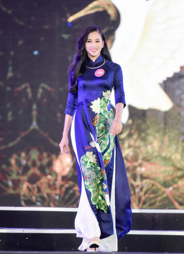 Ngắm vẻ đẹp kiêu sa của tân hoa hậu Trần Tiểu Vy trong trang phục áo dài 1