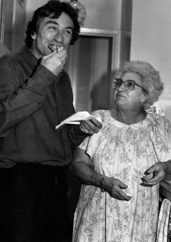  Robert De Niro và Catherine Scorsese (mẹ của Martin Scorsese) vào những năm 1980.  