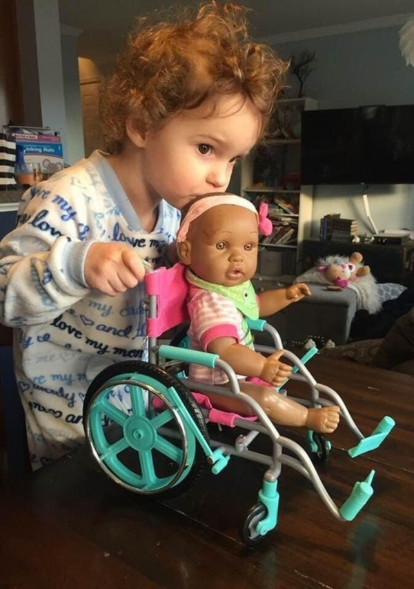 Ngày hôm kia con búp bê yêu thích của con gái 2 tuổi của chúng tôi bị mất chân. Con bé đã nói với búp bê: 