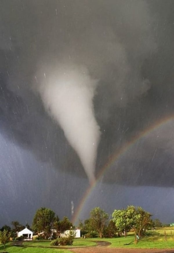   Một cơn lốc xoáy và một cầu vồng xuất hiện cùng lúc ở Kansas  